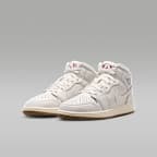 Air Jordan 1 Mid SE Older Kids' Shoes