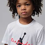 Playera con tipografía para niños talla pequeña Jordan Flight Essentials