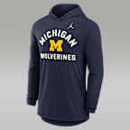Playera con gorro de manga larga universitaria marca Jordan Dri-FIT para hombre Michigan Primetime Arch