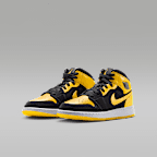 Tenis para niños grandes Air Jordan 1 Mid SE