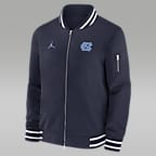 Chamarra bomber universitaria Nike de cierre completo para hombre North Carolina Tar Heels Sideline - Azul marino universitario