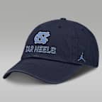 Gorra universitaria marca Jordan ajustable para hombre North Carolina On-Field Club Gameday - Azul marino