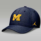 Gorra universitaria marca Jordan Dri-FIT para hombre Michigan Classic - Azul marino