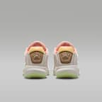 ルカ 4 "Light Orewood and Tangerine" ジュニア バスケットボールシューズ