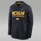Playera de manga larga universitaria marca Jordan Dri-FIT con gorro para hombre Michigan Sideline