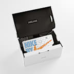 La tarjeta de regalo Nike se envía por correo en una minicaja de tenis Nike