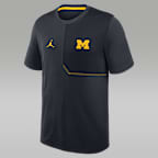 Playera universitaria marca Jordan Dri-FIT para hombre Michigan Sideline Coach