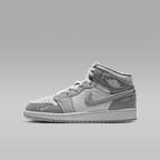 Air Jordan 1 Mid SE Older Kids' Shoes