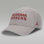 Gorra universitaria marca Jordan Dri-FIT ajustable para hombre Oklahoma On-Field Club Gameday