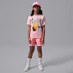 Playera con tipografía She's On Fire para niños talla grande Jordan