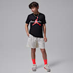 Playera con tipografía para niños talla grande Jordan Flight Essentials
