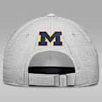 Gorra universitaria marca Jordan ajustable para hombre Michigan Sideline Club Practice