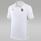 Polo universitario marca Jordan Dri-FIT para hombre Oklahoma Sideline Victory Stripe