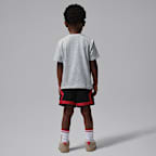 Conjunto de playera con parche Dynasty y shorts de malla infantil Jordan