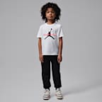 Playera con tipografía para niños talla pequeña Jordan Flight Essentials