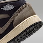 Air Jordan 1 Mid SE Older Kids' Shoes