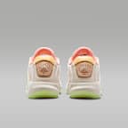 ルカ 4 PF "Light Orewood and Tangerine" バスケットボールシューズ