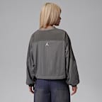 Sudadera sin cierre Jordan Brooklyn de manga larga de tejido Woven con gráfico para mujer