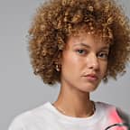 Playera con gráfico Dri-FIT para mujer Jordan Sport Heritage