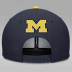 Gorra universitaria marca Jordan Dri-FIT ajustable para hombre Michigan On-Field Club