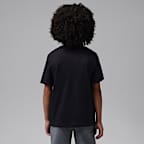 Playera con tipografía para niños talla pequeña Jordan Flight Essentials