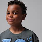 Playera con gráfico Retro Hoop Distressed para niños talla pequeña Jordan