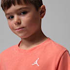 Playera Air bordada con lavado ácido para niños talla pequeña Jordan