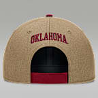 Gorra de rejilla universitaria marca Jordan Dri-FIT ajustable para hombre Oklahoma Primetime Rise