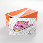 La tarjeta de regalo Nike se envía por correo en una minicaja de tenis Nike