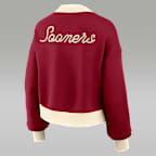 Chamarra bomber universitaria oversized cropped de cierre completo marca Jordan Oklahoma Academic para mujer