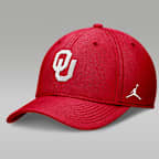 Gorra universitaria marca Jordan Dri-FIT para hombre Oklahoma Classic - Carmesí