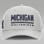 Gorra universitaria marca Jordan Dri-FIT ajustable para hombre Michigan Sideline Practice Rise