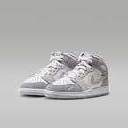 Air Jordan 1 Mid SE Older Kids' Shoes