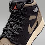Air Jordan 1 Mid SE Older Kids' Shoes