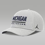 Gorra universitaria marca Jordan Dri-FIT ajustable para hombre Michigan Sideline Practice Rise