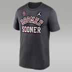 Playera universitaria Nike Dri-FIT para hombre Oklahoma Primetime Arch Mantra Legend
