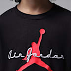 Playera con tipografía para niños talla pequeña Jordan Flight Essentials