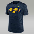 Playera universitaria Nike Dri-FIT para hombre Michigan Primetime Arch Logo Velocity