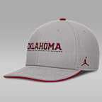 Gorra universitaria marca Jordan Dri-FIT ajustable para hombre Oklahoma On-Field Club