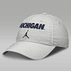 Gorra universitaria marca Jordan ajustable para hombre Michigan Sideline Club Practice