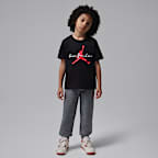 Playera con tipografía para niños talla pequeña Jordan Flight Essentials