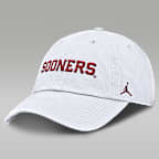 Gorra universitaria ajustable marca Jordan para hombre Oklahoma Sooners Core Club Mascot Wordmark - Blanco