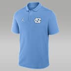 Polo universitaria marca Jordan Dri-FIT para hombre North Carolina Primetime Victory Primary Logo