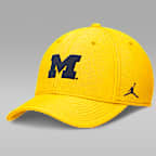 Gorra universitaria marca Jordan Dri-FIT para hombre Michigan Classic