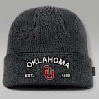 Gorro con dobladillo universitario marca Jordan para hombre Oklahoma 2025 Military Appreciation