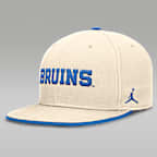 Gorra universitaria marca Jordan Dri-FIT  ajustada para hombre UCLA Bruins Primetime True
