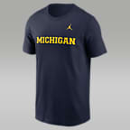 Playera universitaria Jordan para hombre Michigan Wolverines Primetime Wordmark - Azul marino