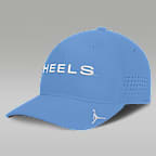 Gorra universitaria marca Jordan Dri-FIT para hombre North Carolina Sideline Club Gameday