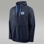 Chamarra universitaria marca Jordan con gorro de medio cierre para hombre North Carolina Sideline Anorak