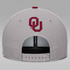 Gorra universitaria marca Jordan Dri-FIT ajustable para hombre Oklahoma On-Field Club